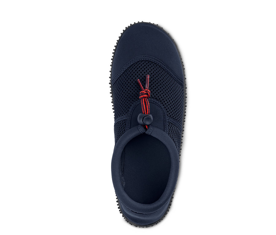 Zbliżenie z góry na niebieskie buty do wody.