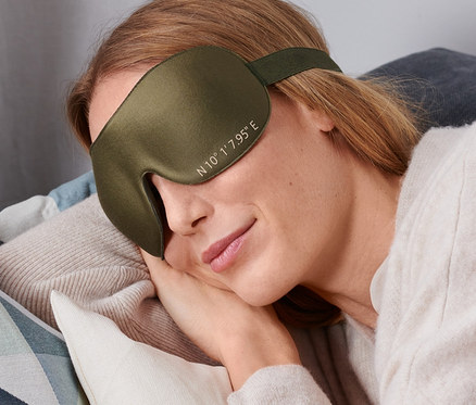 Kobieta śpi w masce do spania 3D.