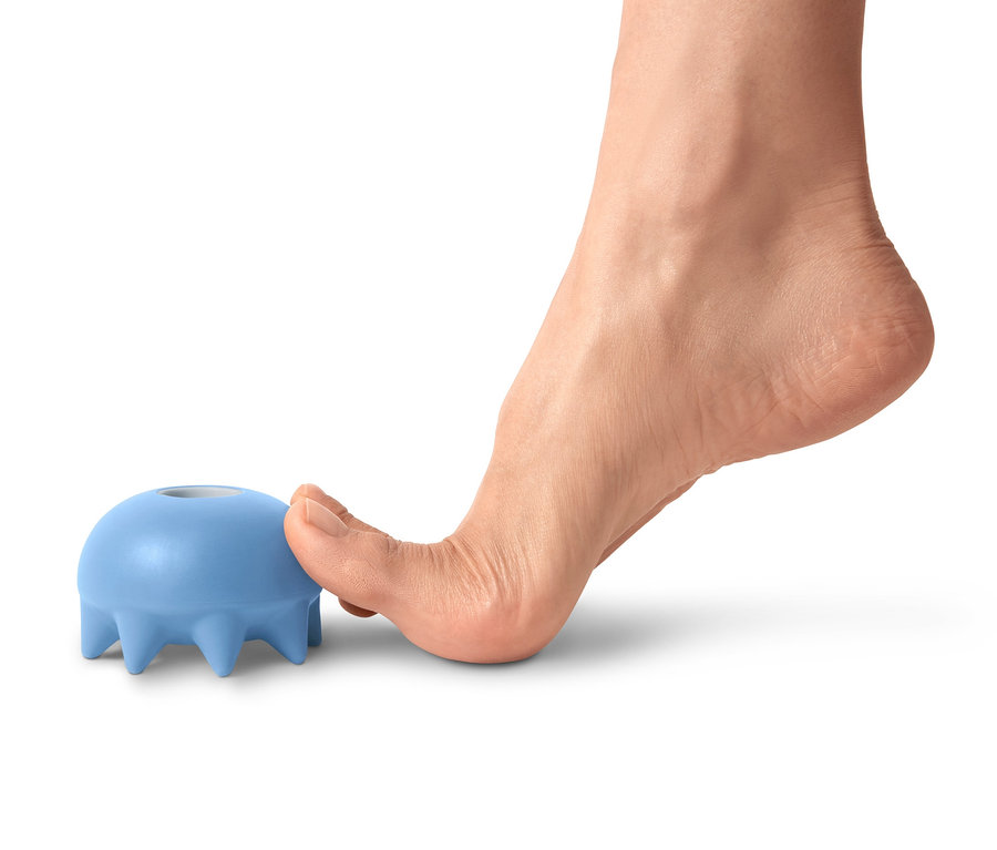 Stopa opiera się na niebieskim trenażerze stóp i łydek.