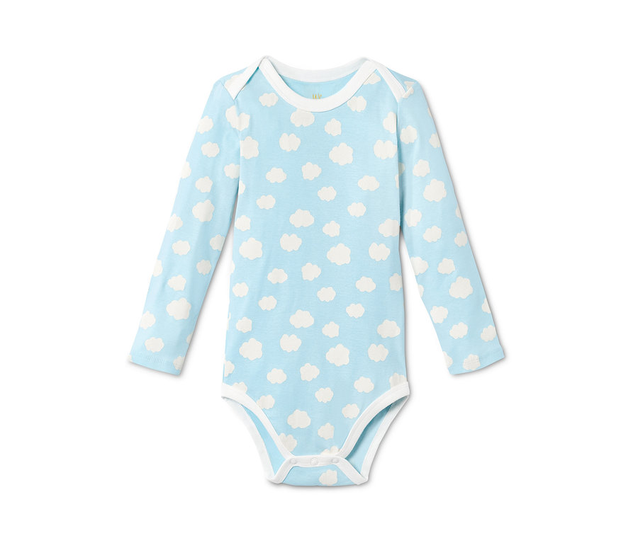 Niebieskie body niemowlęce z długim rękawem w białe chmurki z 4-częściowego zestawu niemowlęcego z bawełny ekologicznej.