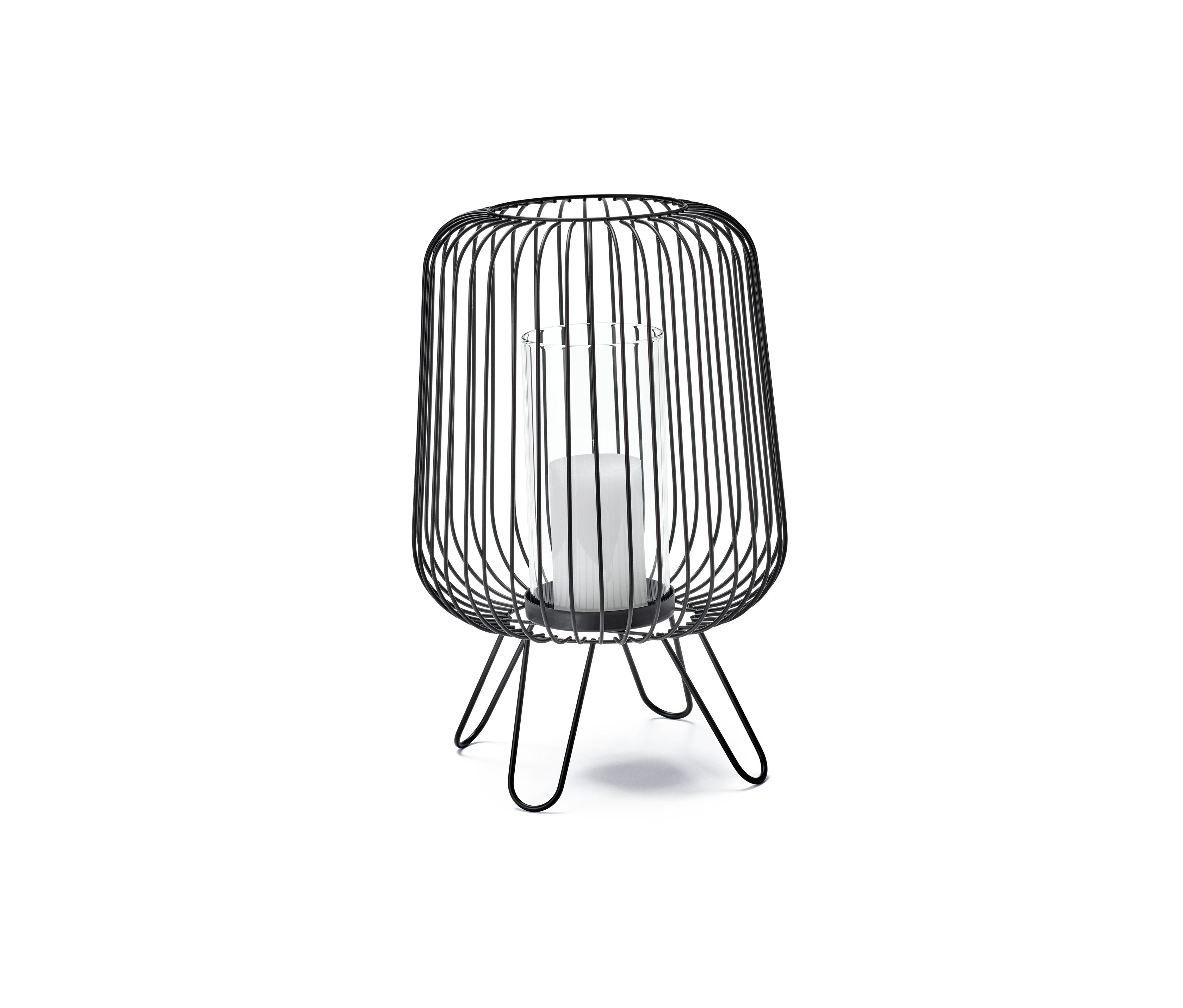 Czarny świecznik ze szklanym pojemnikiem i białą świecą.