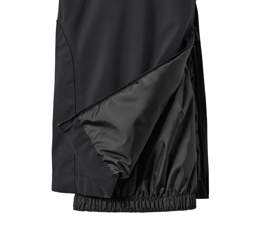 Zbliżenie na czarne spodnie narciarskie z zamkiem błyskawicznym na nogawce.