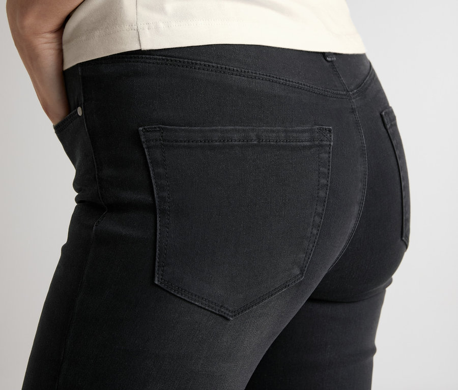 Zbliżenie na kobietę w dżinsach skinny.