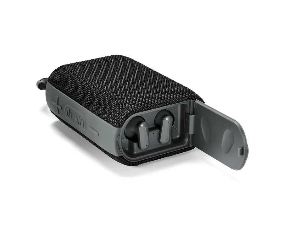Czarny głośnik Bluetooth® ze słuchawkami dousznymi w otwartym etui.