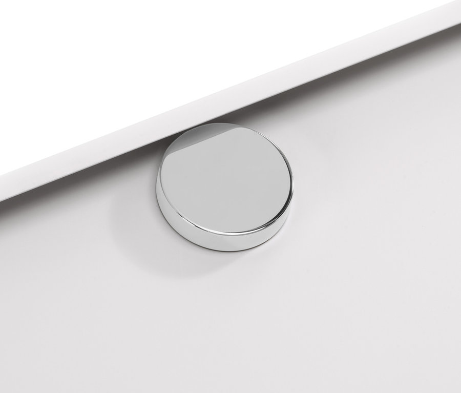 Zbliżenie na białą metalową szafkę typu sideboard »CN3« z okrągłym, srebrnym uchwytem.