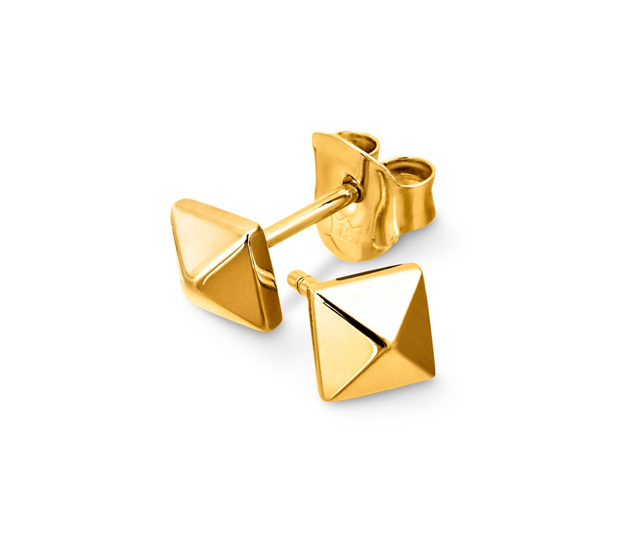 Zbliżenie srebrnych kolczyków 925 piramida na białym tle.