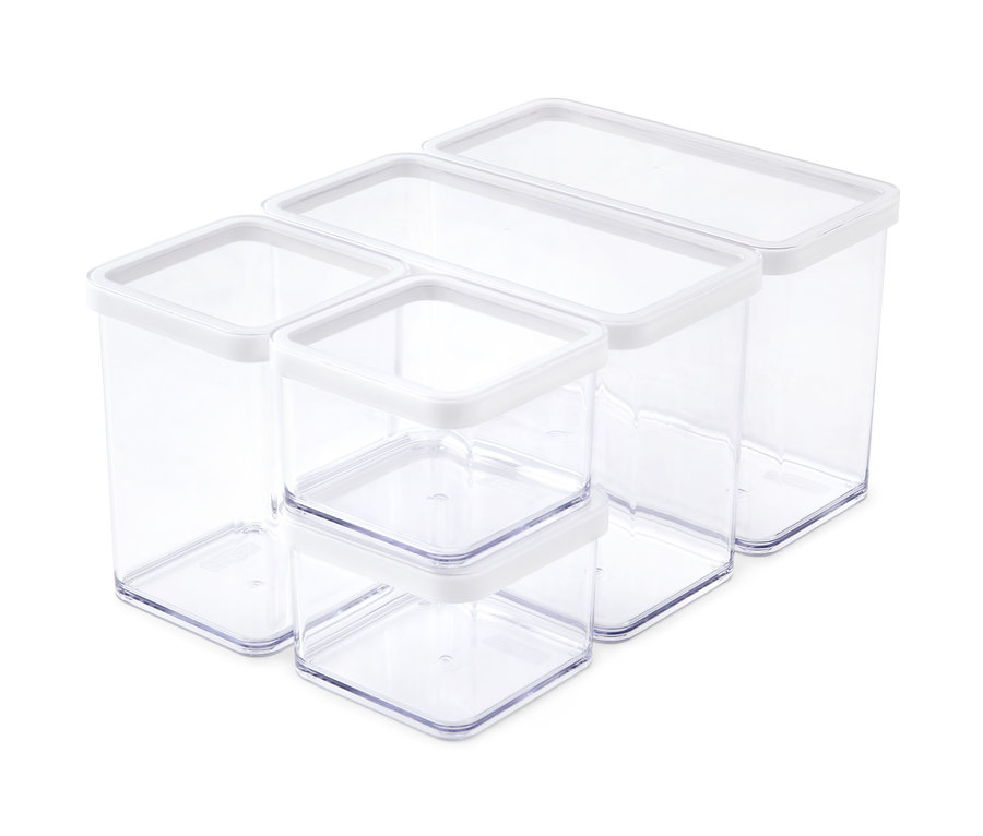 Widok z góry na 5 pustych, przezroczystych pojemników do przechowywania z białymi pokrywkami.