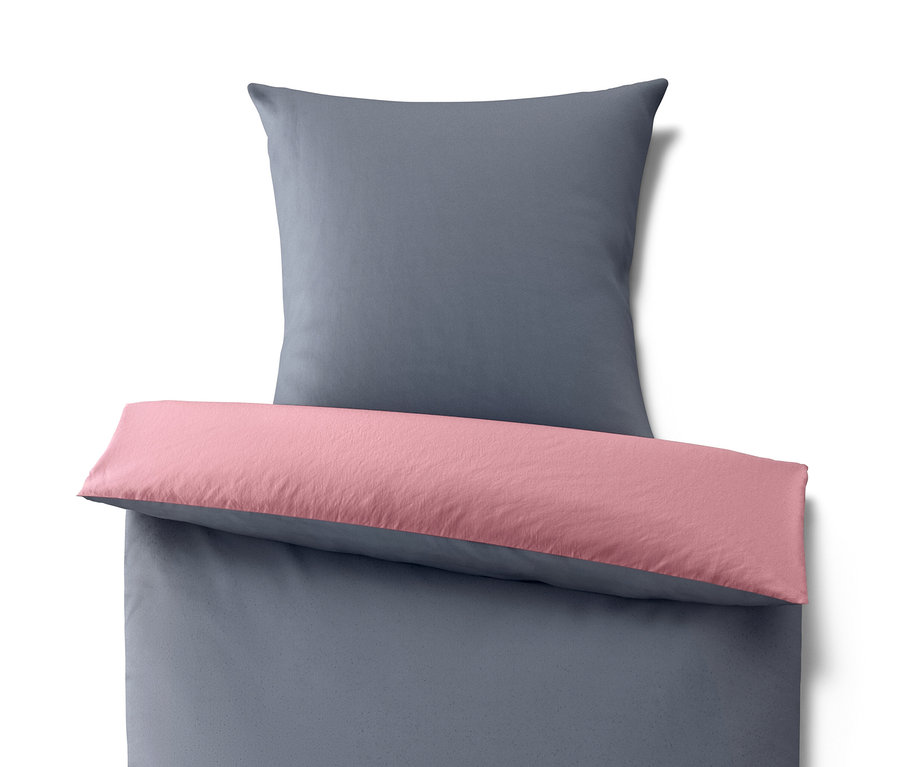 Szara pościel z mikrowłókna i flaneli o standardowej wielkości z różowym brzegiem i poduszką.