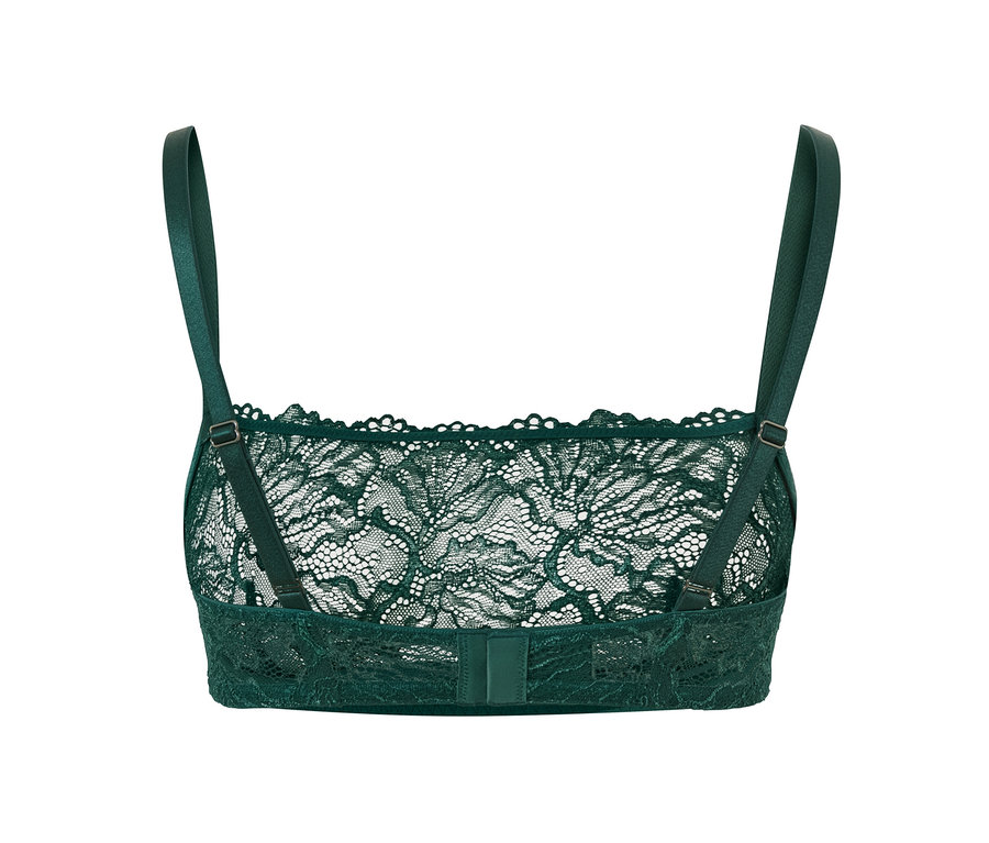 Zbliżenie na koronkowy biustonosz.