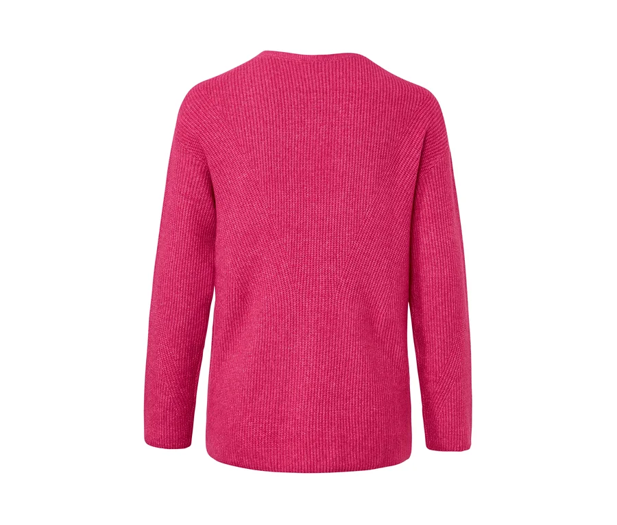 Malinowy sweter o grubym splocie, widok z tyłu.