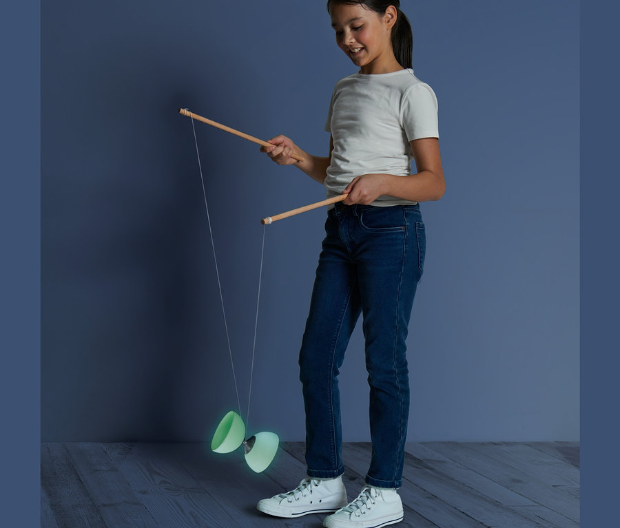 Dziewczynka bawi się diabolo „Glow in the dark”.
