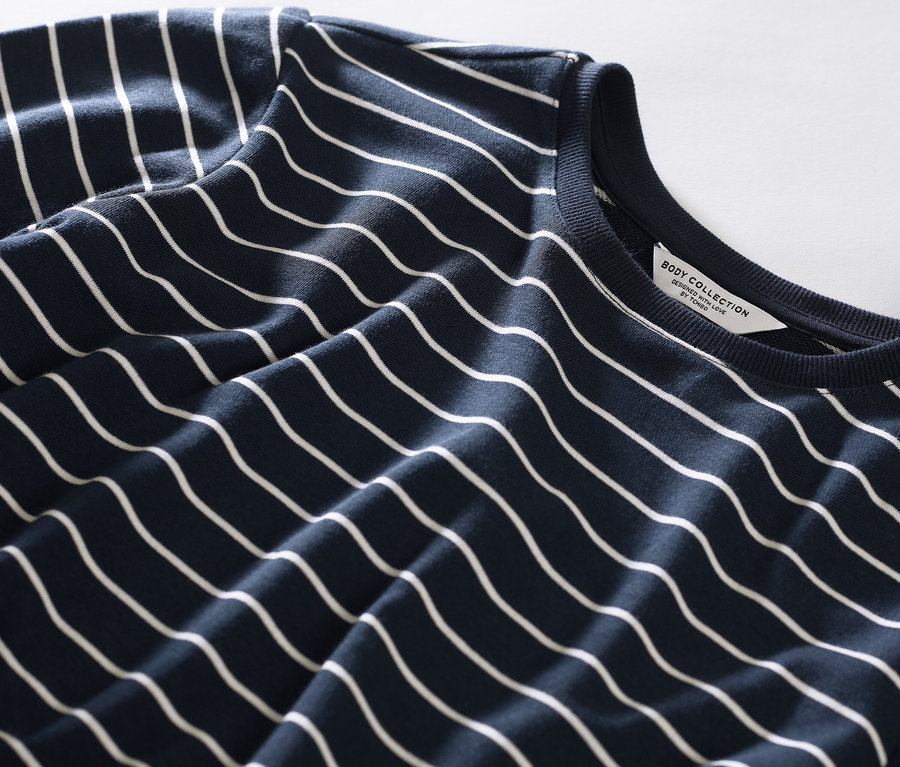 Zbliżenie na piżamę w paski z legginsami.