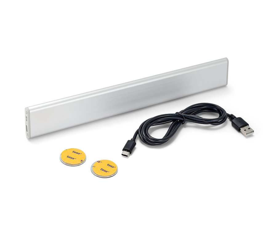 Bezprzewodowa wielofunkcyjna lampka LED, czarny kabel i dwie podkładki samoprzylepne na białym tle.