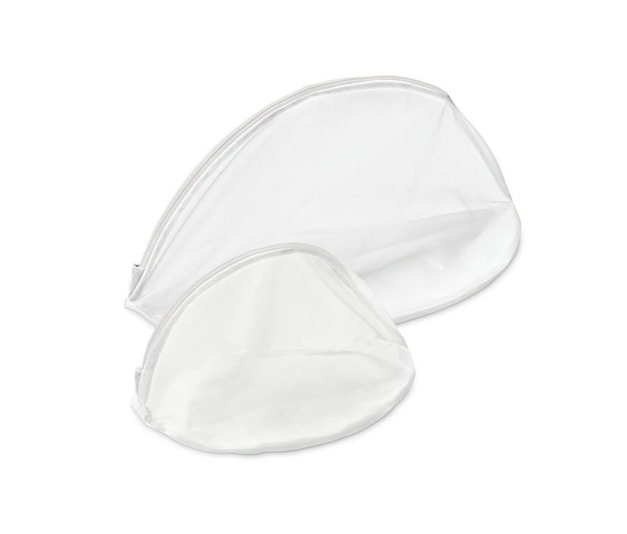 Dwie białe woreczki do prania w różnych rozmiarach.