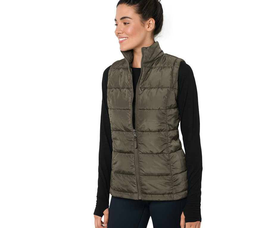 Kobieta ma na sobie kamizelkę z płaszcza przeciwdeszczowego 3 w 1 z kamizelką.