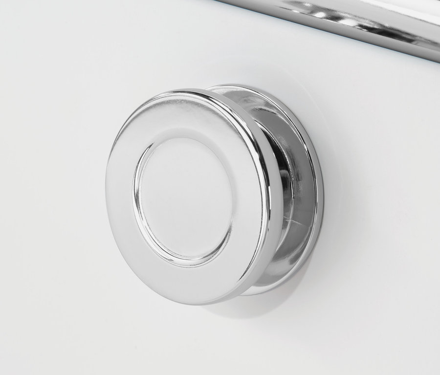 Szczegół białej szafki CN3 z chromowanym, okrągłym uchwytem i chromowanym drążkiem nad nim.