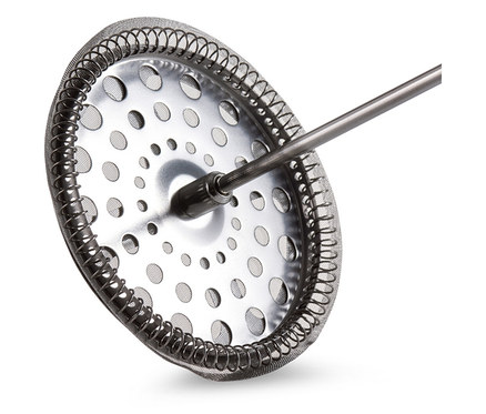 Szczegółowe ujęcie metalowego filtra zaparzacza tłokowego z uchwytem.