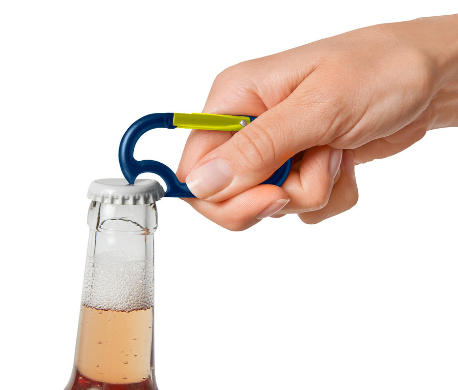 Ręka otwiera butelkę za pomocą niebiesko-żółtego karabińczyka, 4 sztuki.