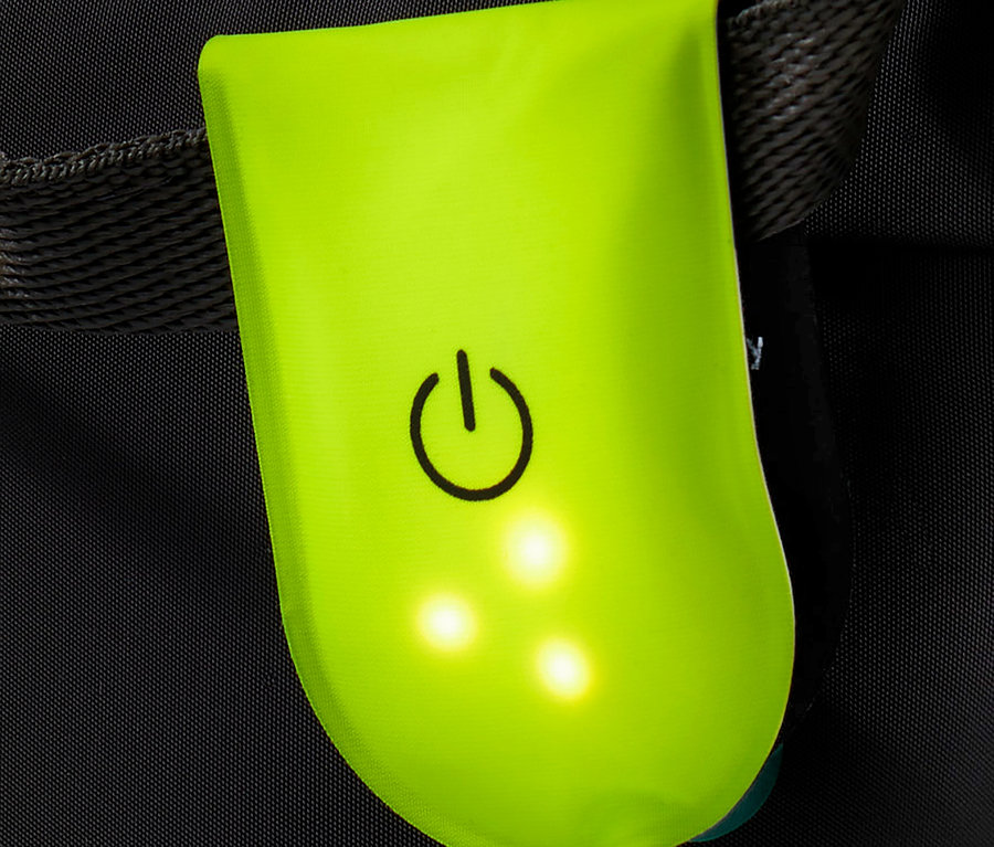 Zielona lampka LED na magnes, 3 sztuki, przymocowana do paska.