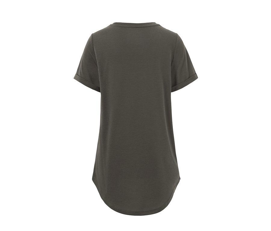 Widok z tyłu na oliwkową, długą koszulkę.