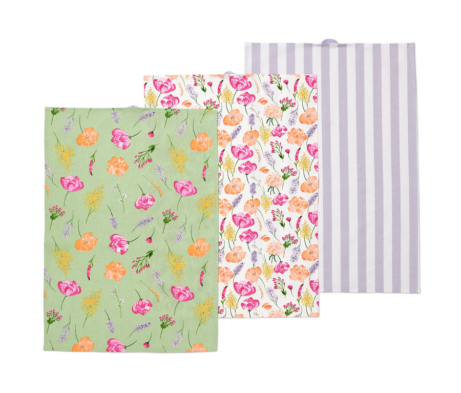 Trzy ścierki do naczyń: zielona we wzory kwiatowe, w kwiaty i biała w fioletowe paski.