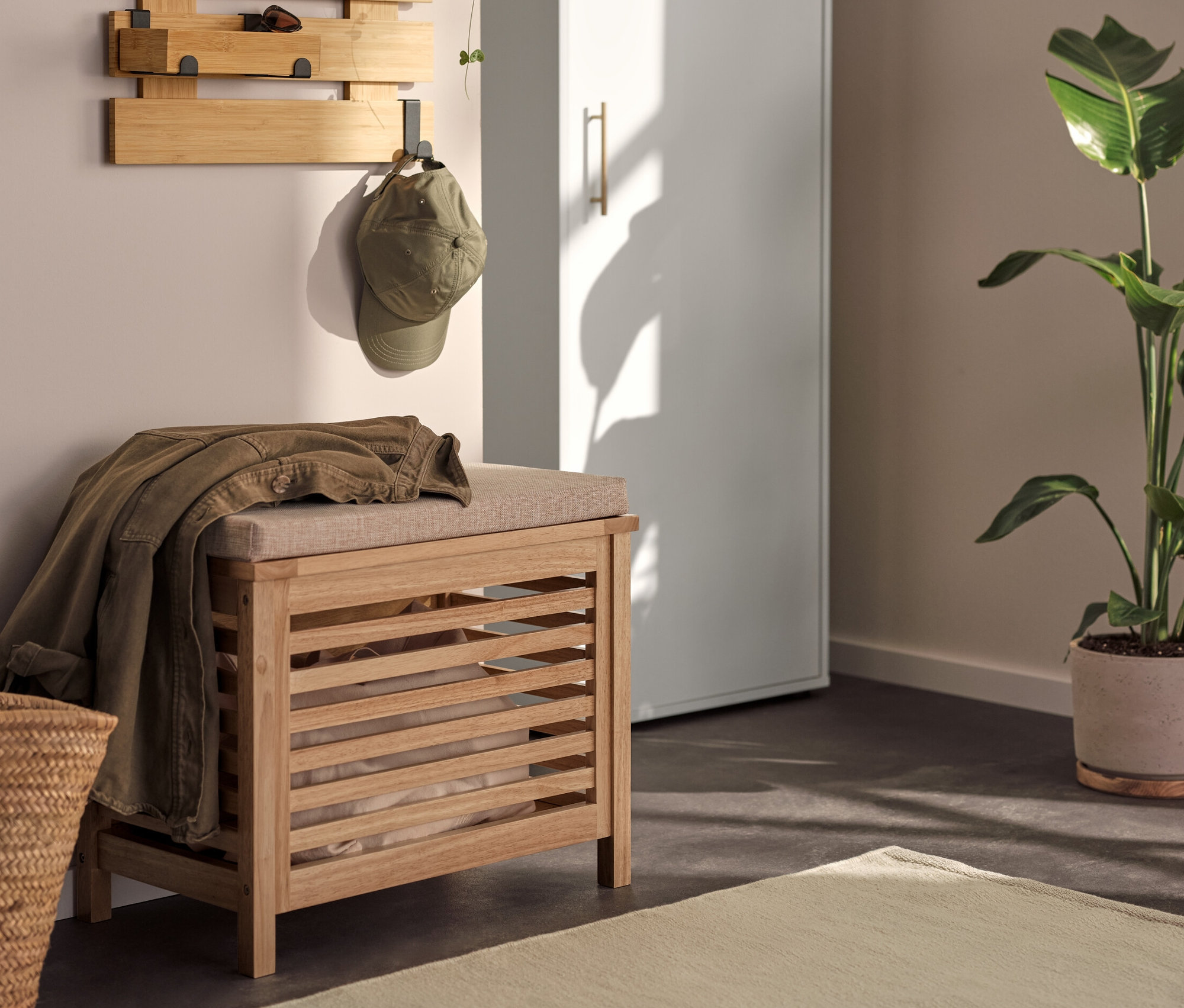 Wnętrze z szafą uniwersalną, półką z haczykami i skrzynią z siedziskiem.