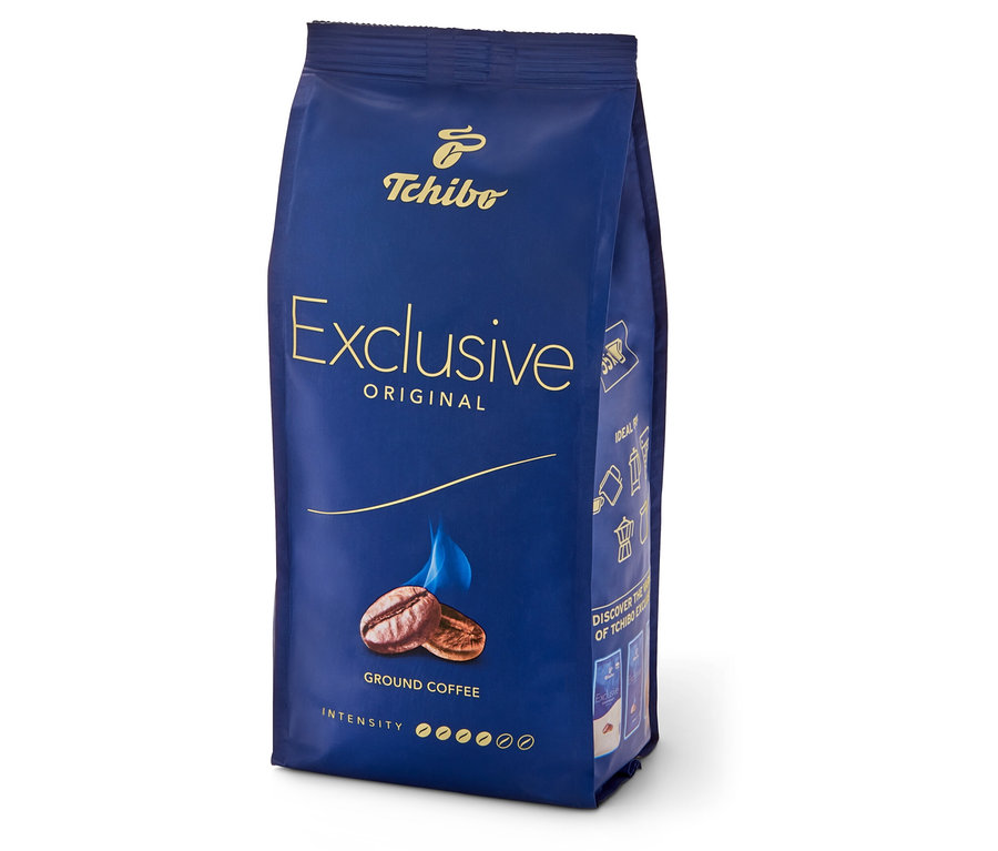 Niebieskie opakowanie kawy mielonej Tchibo Exclusive.