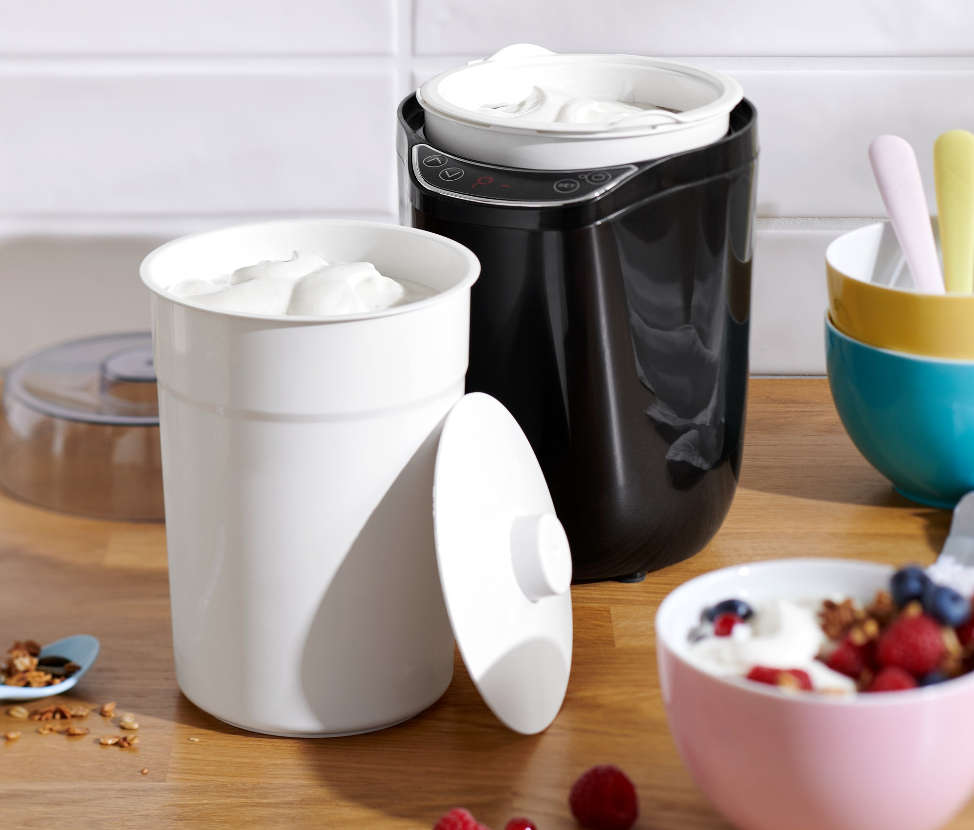 Jogurt i granola na stole z jogurtownicą.