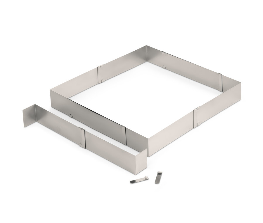 Kwadratowa ramka do pieczenia ze stali nierdzewnej na białym tle.