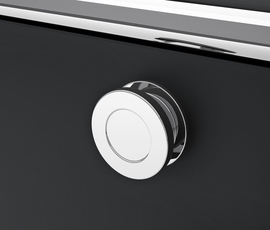 Zbliżenie na czarną metalową szafkę CN3 z okrągłym, srebrnym uchwytem.