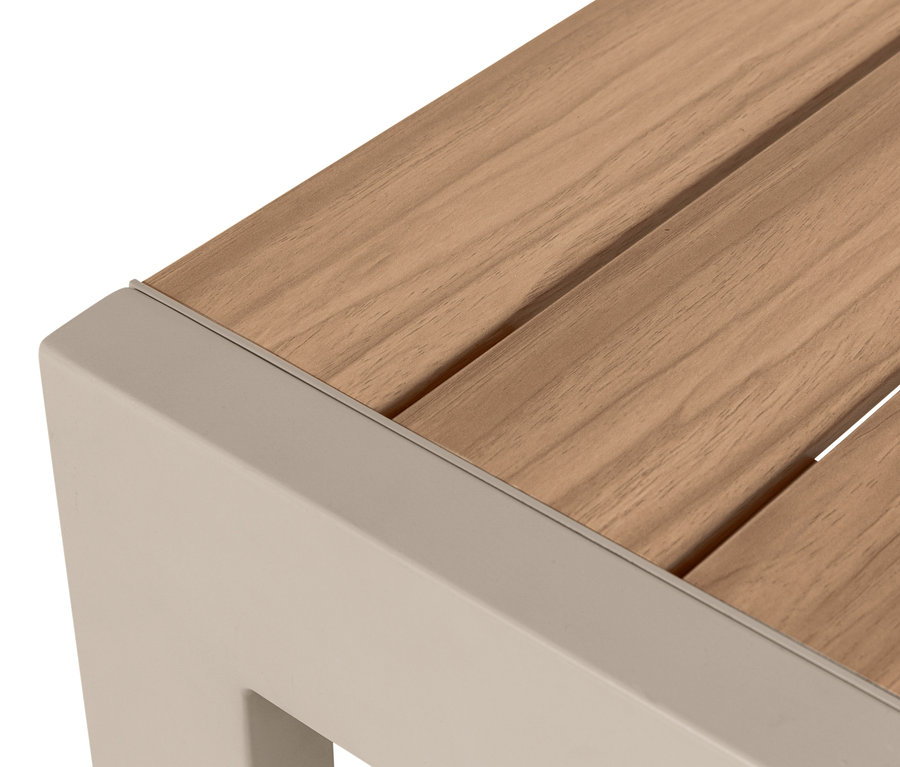 Zbliżenie na aluminiowy stół rozsuwany „Liska”.