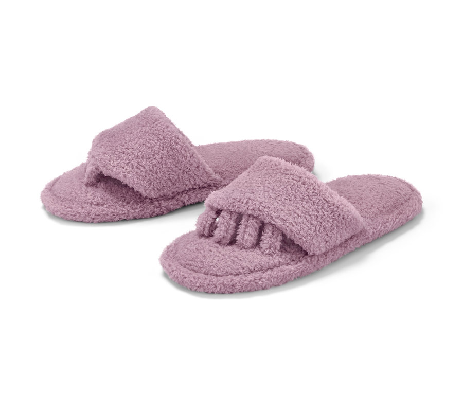 Dwa fioletowe, frotowe pantofle do malowania paznokci i relaksu.