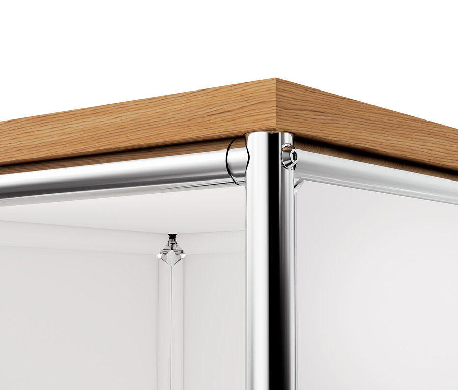 Fragment wąskiej, białej metalowej komody „CN3” z drewnianym blatem i metalowymi nogami.