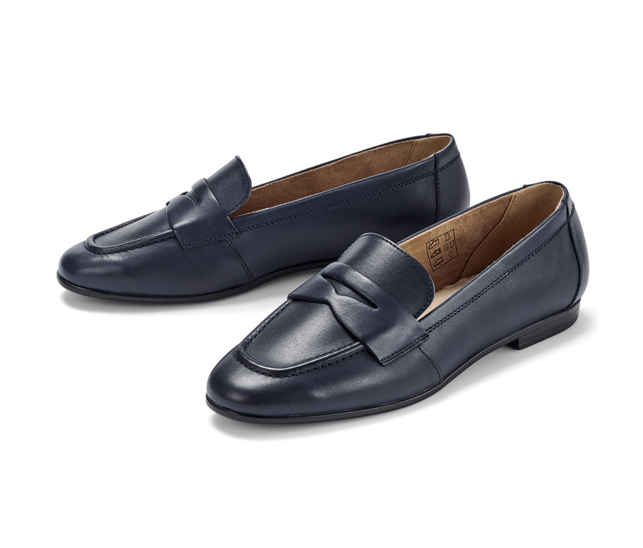 Dwa półbuty skórzane.