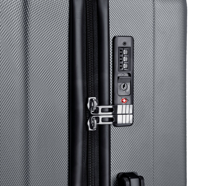 Zbliżenie na szary komplet twardych walizek z zamkiem szyfrowym.