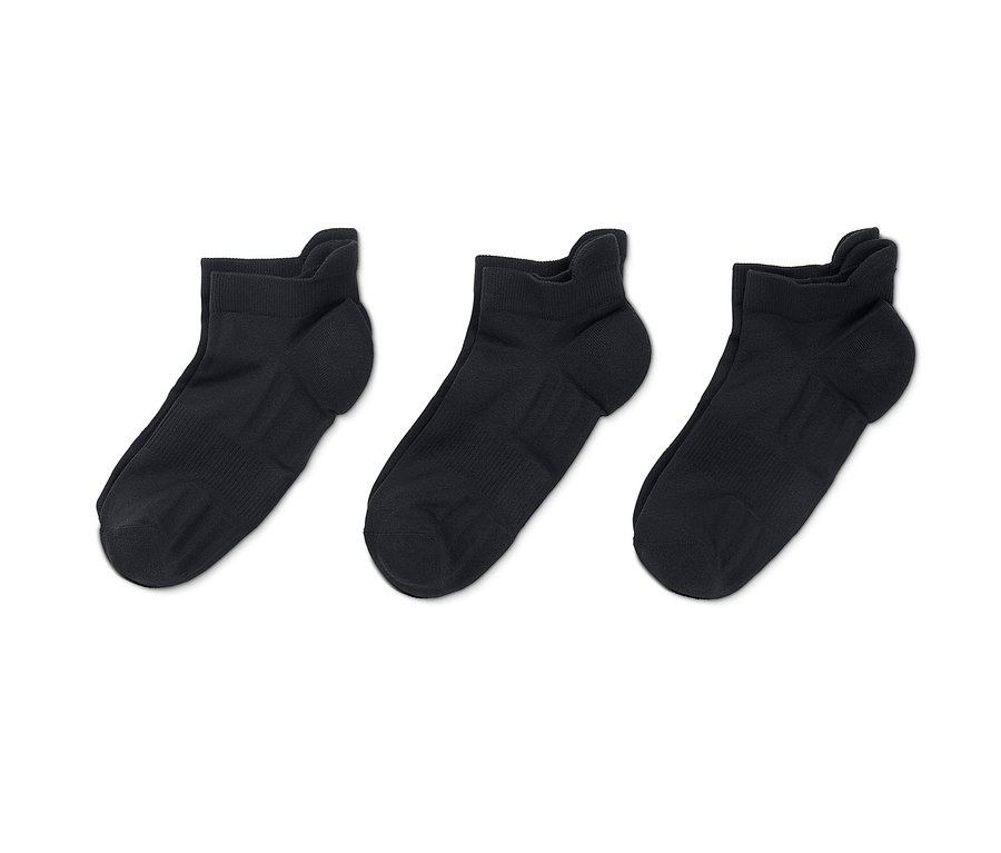 Trzy pary czarnych, profesjonalnych skarpetek do biegania unisex na białym tle.