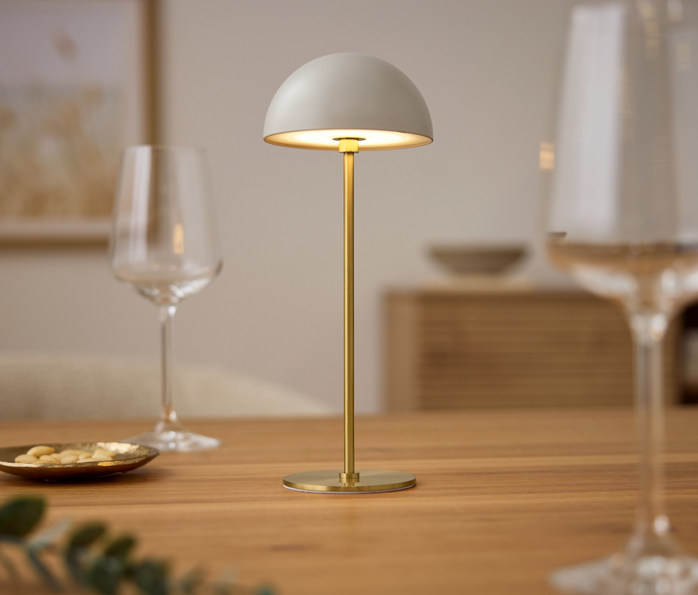 Lampa stołowa ze szklankami na drewnianym stole.