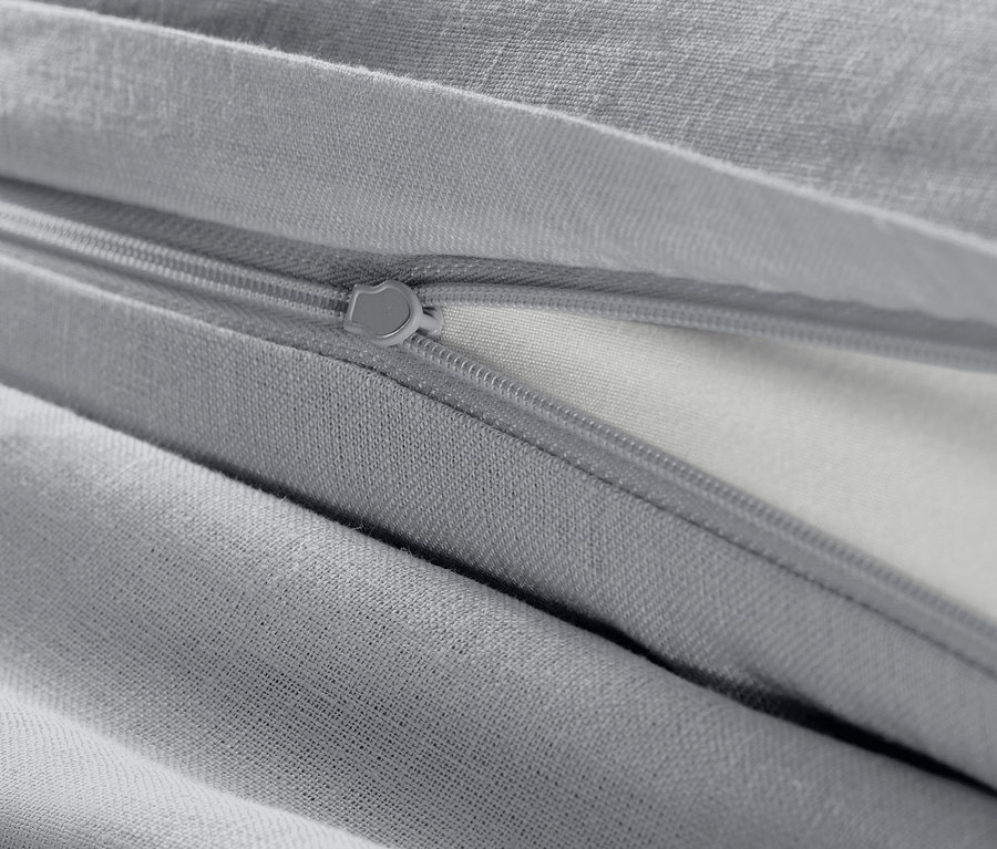 Zbliżenie szarej pościeli lnianej w rozmiarze niestandardowym z zamkiem błyskawicznym.