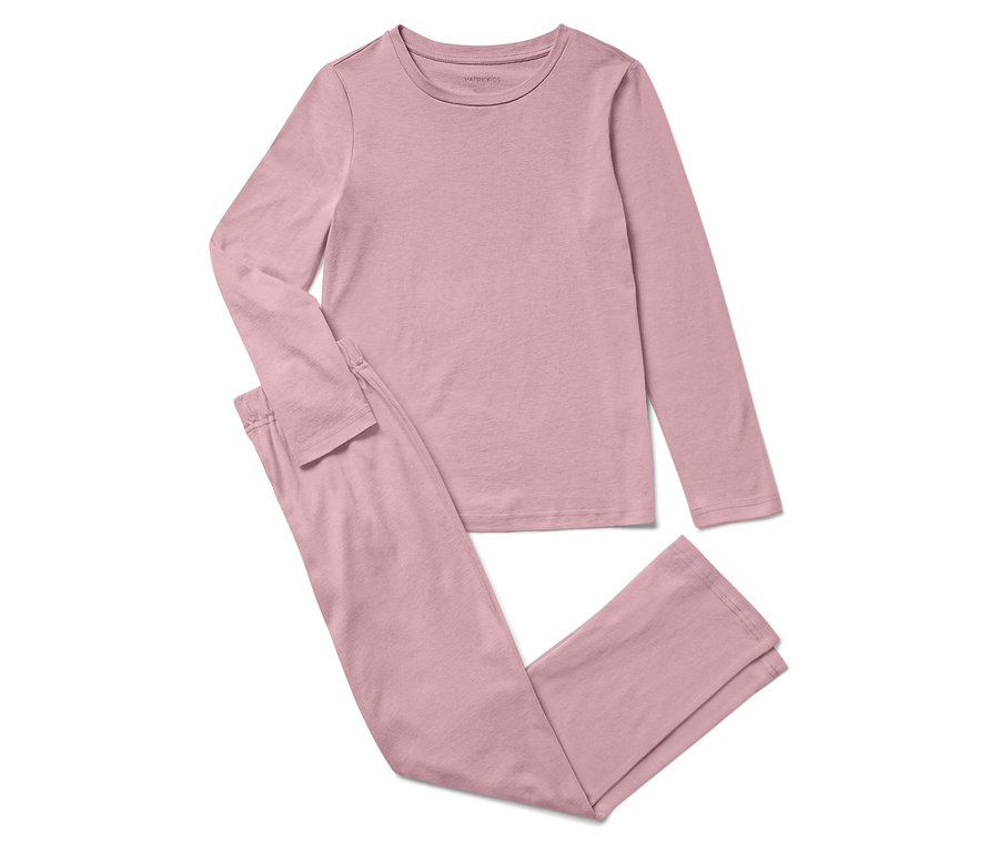 Różowa piżama z długim rękawem i spodniami leży na białym tle.