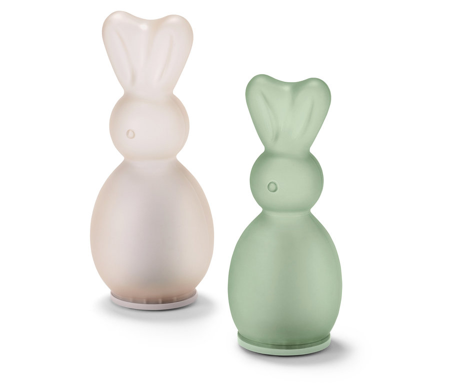 Dwa ozdobne zajączki stoją obok siebie.