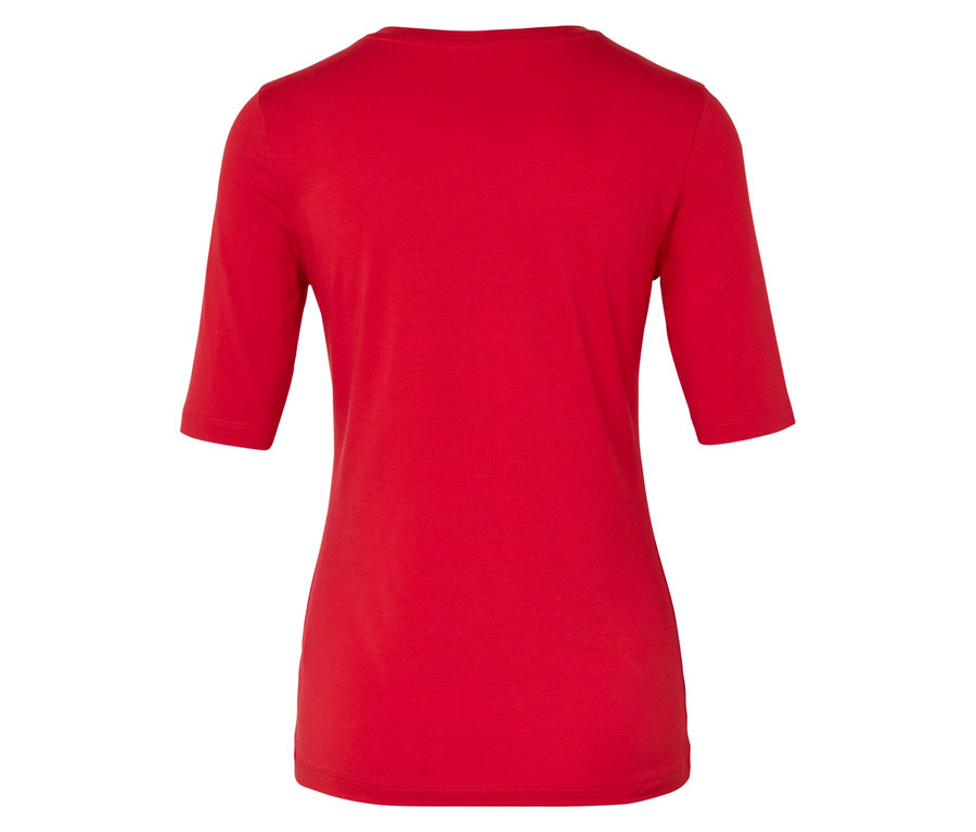 Widok z tyłu na czerwoną koszulkę z krótkim rękawem.