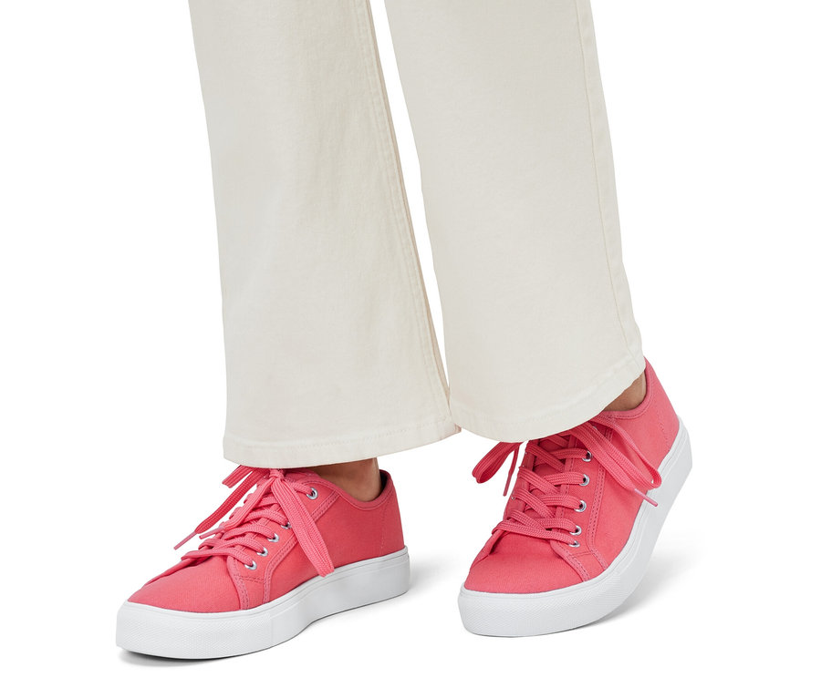 Stopy w płóciennych sneakersach.