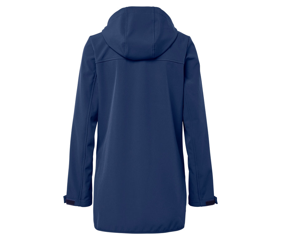 Widok z tyłu granatowej kurtki softshell z kapturem.