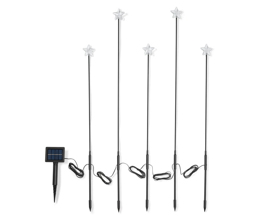 Pięć czarnych lamp solarnych w kształcie gwiazdy połączonych kablem.