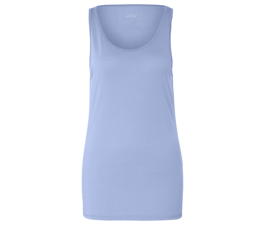 Jasnoniebieski podkoszulek na białym tle.