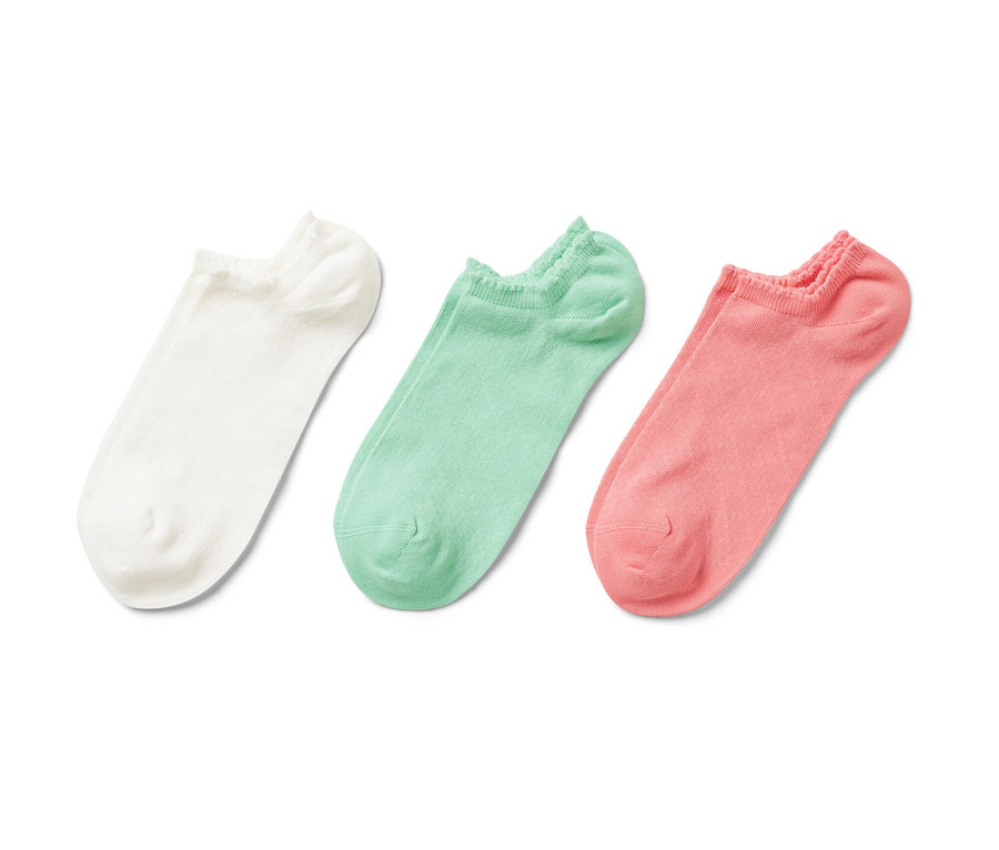 Trzy pary skarpet stopek z ażurowym wzorem w kolorach białym, zielonym i różowym.