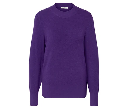 Liliowy sweter z cienkiej dzianiny.