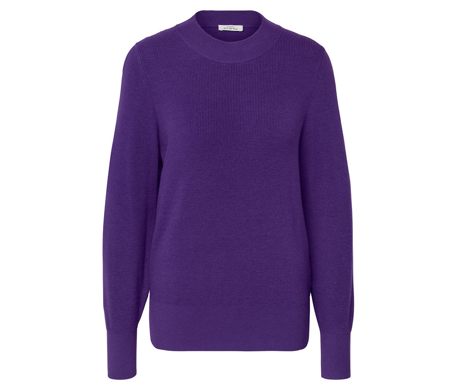 Liliowy sweter z cienkiej dzianiny.