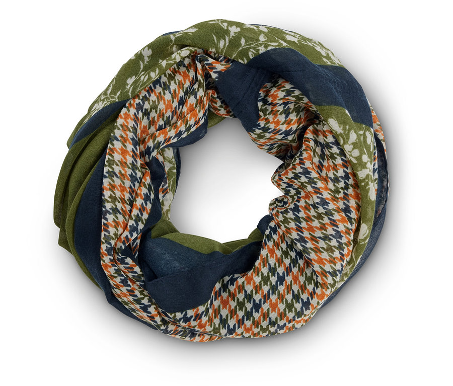 Szczegółowe ujęcie szalika w kształcie pętli z różnymi wzorami, w tym kwiatowymi, w pepitkę i blokami kolorów w odcieniach zieleni i niebieskiego.