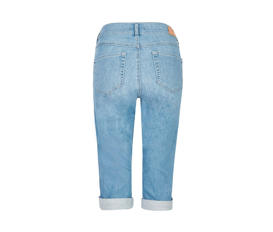 Widok z tyłu jasnoniebieskich jeansów Angels „Capri Turn-Up”, Slim Fit.
